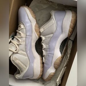 Air Jordan 11 retro Low Sneakers in Light Lavender and White